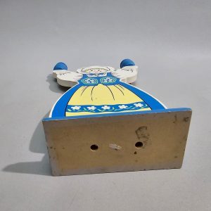 Handgjord träljusstake med folkdräkt