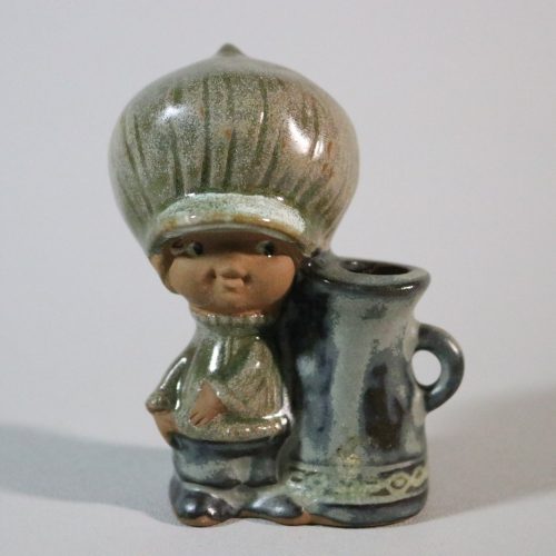 Figurin med ljusstake i glaserad keramikt,  Japan