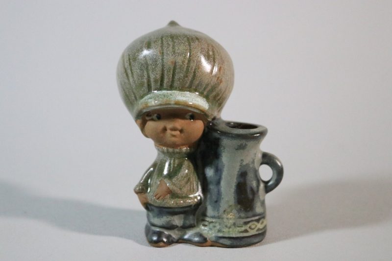 Figurin med ljusstake i glaserad keramikt,  Japan
