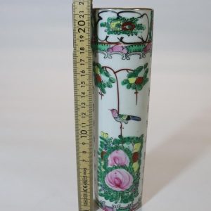 Handmålad cylindrisk penselvas  i porslin Famille Rose , Nian Qian Zhilong