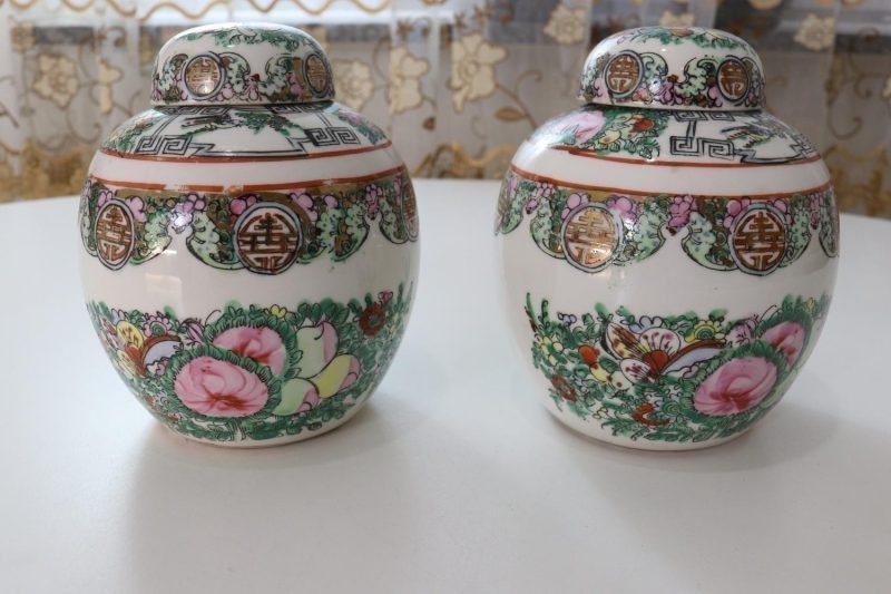 2st Bojaner, Famille rose dekor av blomor och gulddekor - Kina