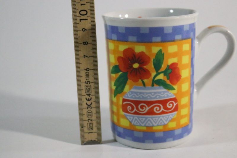 Färgstark Mugg med Blomstermotiv – 10 cm Hög