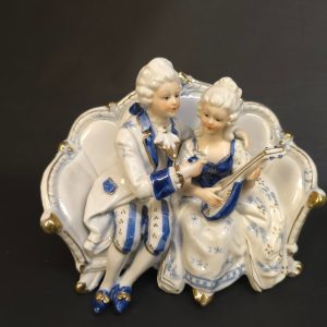 Elegant porslinsgrupp – Kunglig charm och detaljrikedom!