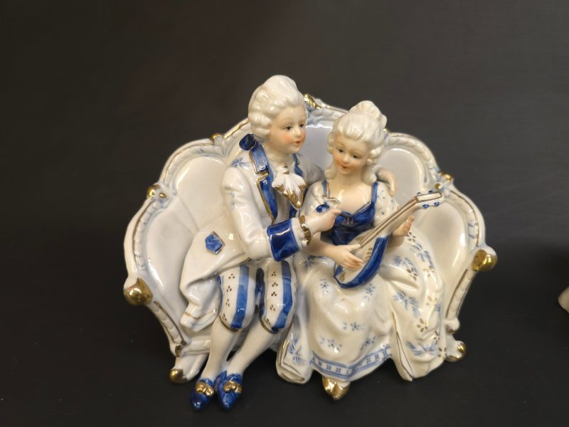 Elegant porslinsgrupp – Kunglig charm och detaljrikedom!