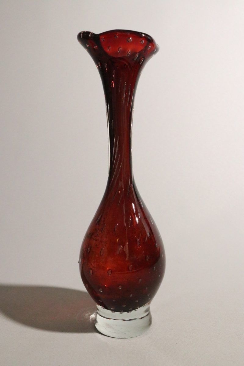 Elegant röd glassvas – 28 cm hög