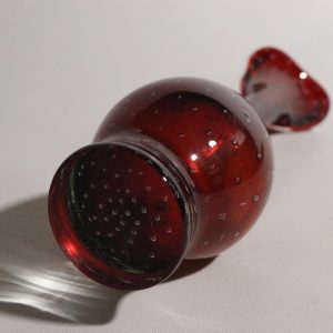 Elegant röd glassvas – 28 cm hög
