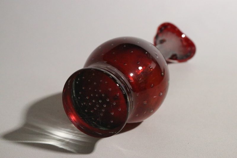 Elegant röd glassvas – 28 cm hög