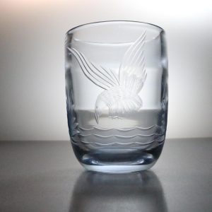 Vas i blåtonat glas, graverad med en fågel, troligen Hovmantorp nya glasbruk