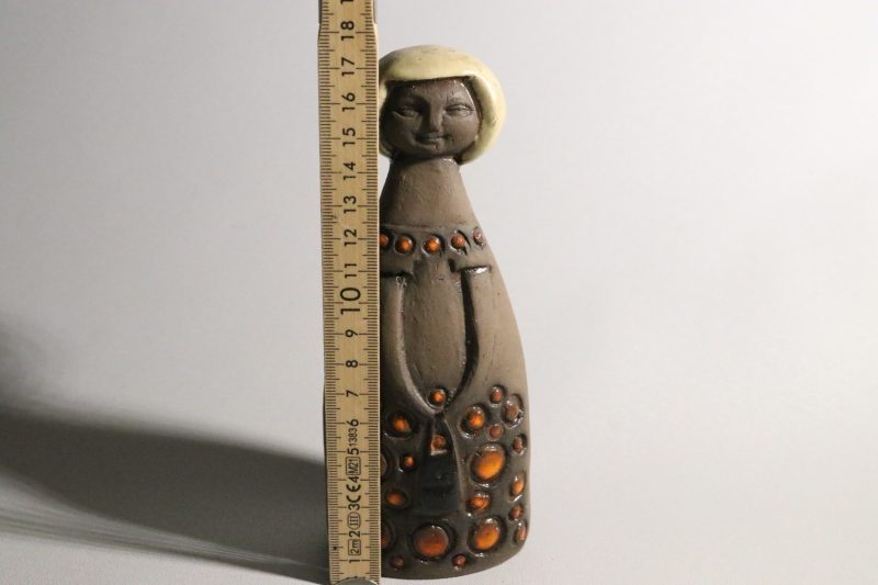 Figurin, kvinna i prickig klänning, höjd 17cm, Bromma keramik, Ninnie Forsgren