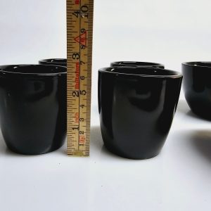 Elegant svart set med koppar och skålar – stilren design