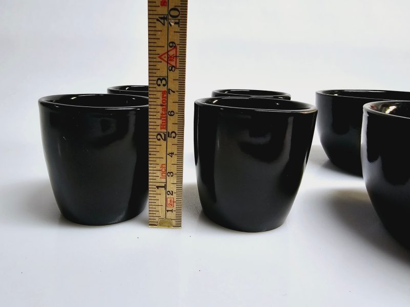 Elegant svart set med koppar och skålar – stilren design