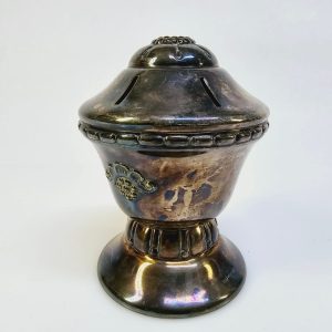 Elegant silverfärgad sparbössa med antik charm