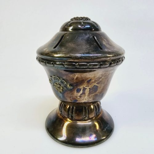 Elegant silverfärgad sparbössa med antik charm