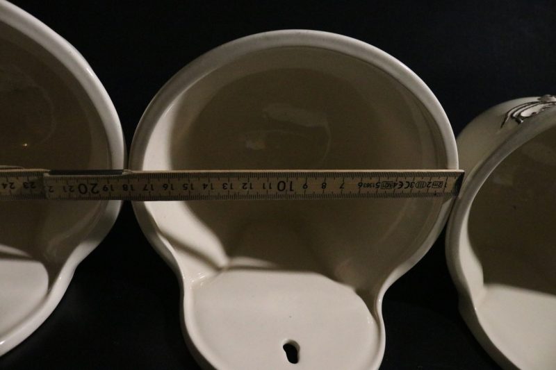 Set med 4 dekorativa keramiska väggkrukor – tidlös elegans