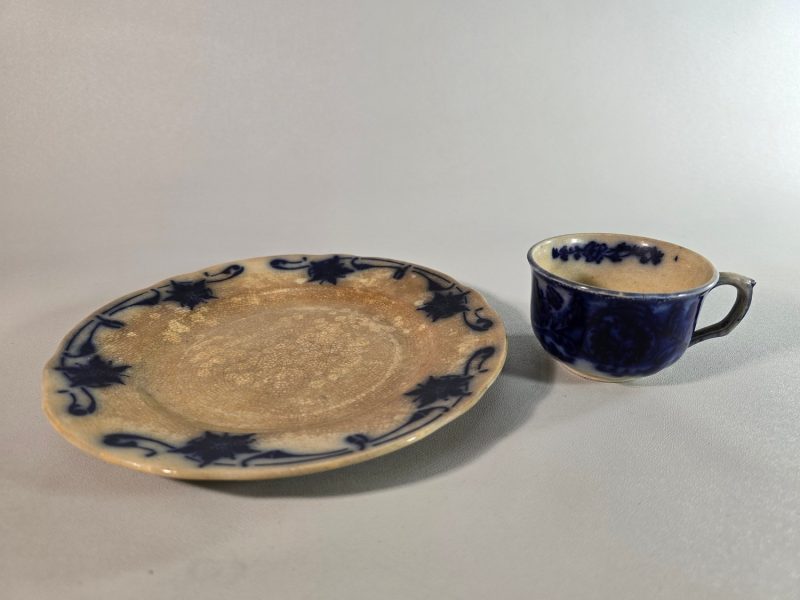 Assiett och kaffekopp, flytande blått, kraftigt missfärgade, Göteborg