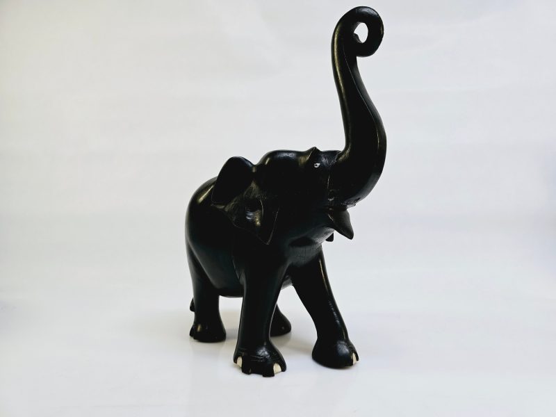 Handgjord träelefant – 31,5 cm hög