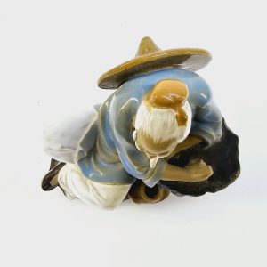 Elegant keramikfigur – en sittande vis man, 15 cm hög