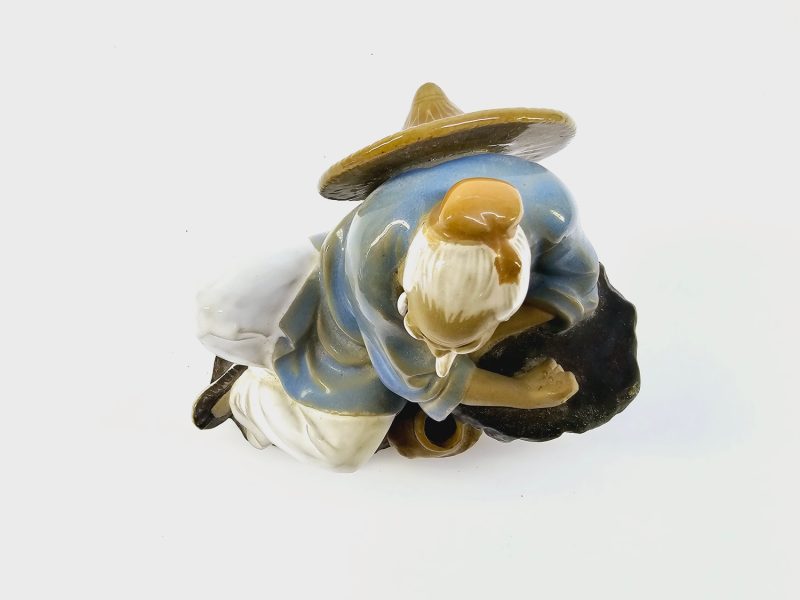 Elegant keramikfigur – en sittande vis man, 15 cm hög
