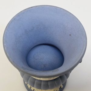 Klassisk Wedgwood Jasperware-vas i blått och vitt – ca 9 cm hög