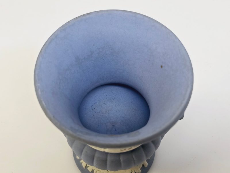 Klassisk Wedgwood Jasperware-vas i blått och vitt – ca 9 cm hög