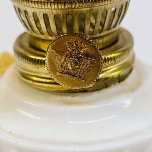 Charmig oljelampa i vitt glas med blomdetaljer