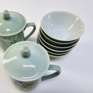 Exklusivt porslinsset 9– Kopp med lock och skålar i elegant grönt och blomdesign