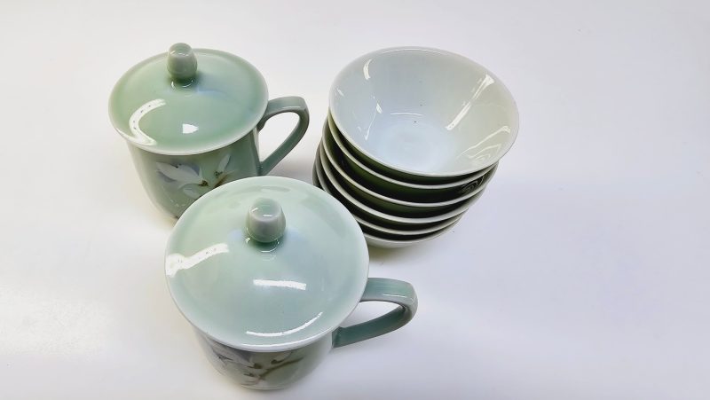 Exklusivt porslinsset 9– Kopp med lock och skålar i elegant grönt och blomdesign