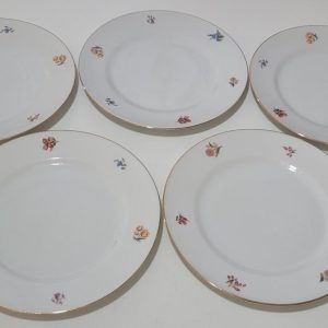 Charmigt set med tre svanformade porslinsfigurer – dekorativt och klassiskt