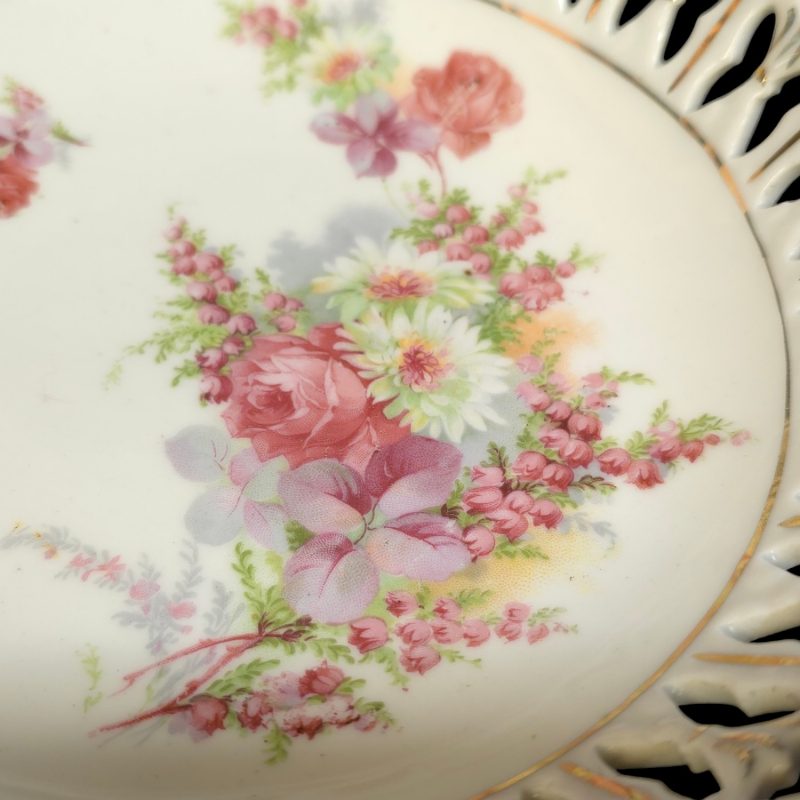 Charmig dekorativ tallrik med blomsterdesign – Klassisk elegans!