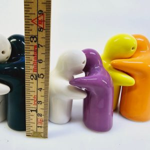 Set med charmiga kryddkar i form av kramande figurer