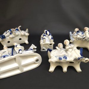 Elegant porslinsgrupp – Kunglig charm och detaljrikedom!