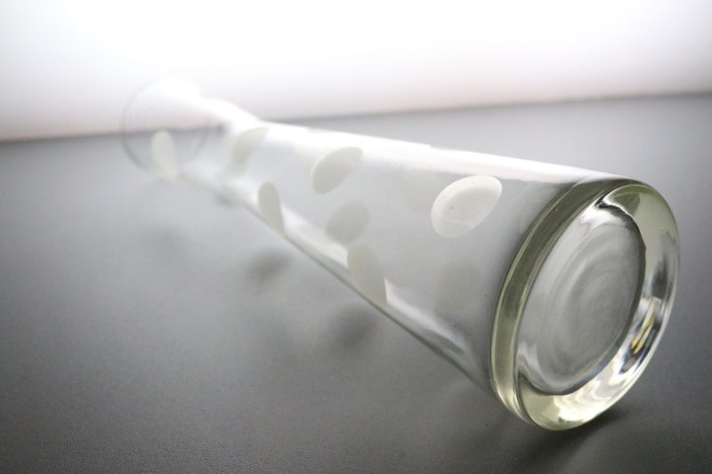 Vas i glas med etsade prickar - 37cm hög D=6,5cm