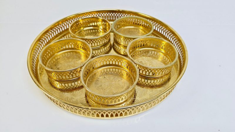Elegant serveringsset med bricka och underlägg