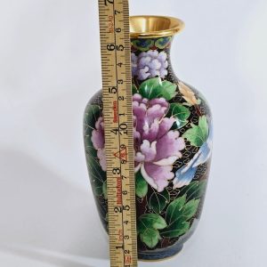 Elegant kinesisk cloisonnévas med blomstermotiv - Ett konstverk i emalj