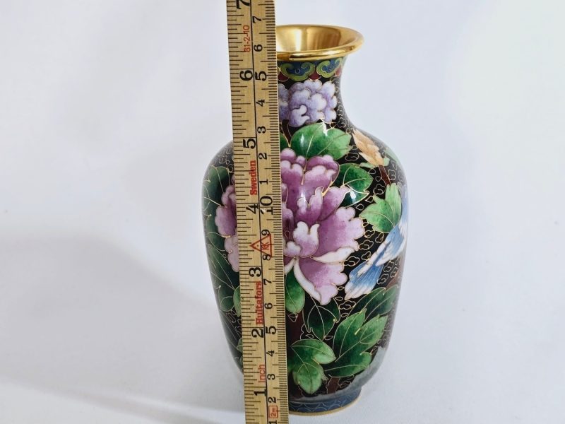 Elegant kinesisk cloisonnévas med blomstermotiv - Ett konstverk i emalj