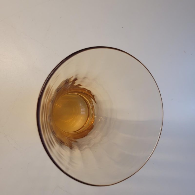 Vas nyans, mellan orange och kopparrosa