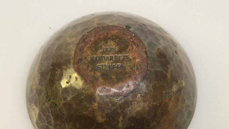 Unikt handgjort miniatyr skål i metall – charmig detalj för hemmet