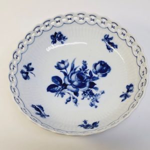 Elegant blåvit skål från Schumann Bavaria med vacker spetskant