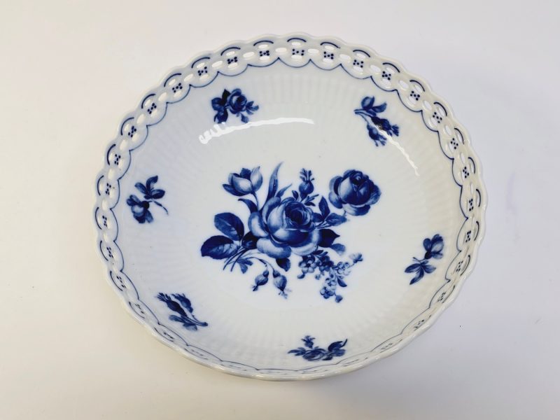 Elegant blåvit skål från Schumann Bavaria med vacker spetskant