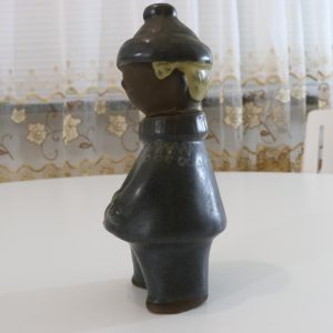 Figurin, pojke i vinterkläder, signerad ma.