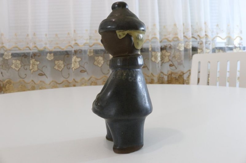 Figurin, pojke i vinterkläder, signerad ma.