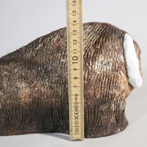 Myskoxe / Bisonoxe signerad, I P, glaserad lergods