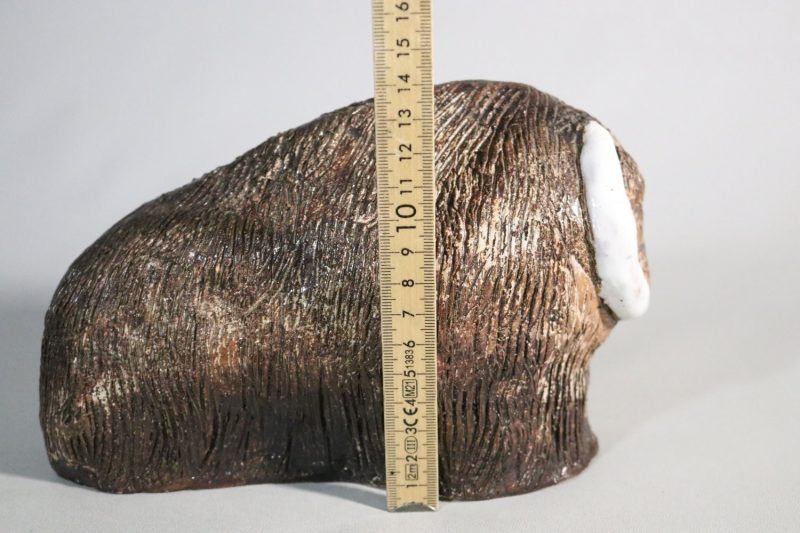Myskoxe / Bisonoxe signerad, I P, glaserad lergods