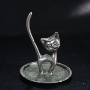 Ringhållare, i form av en katt, troligen nysilver