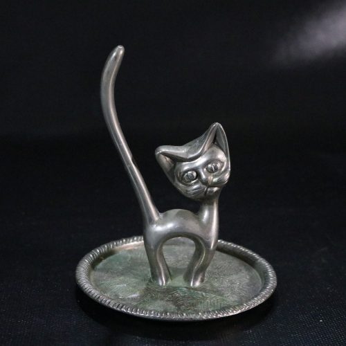 Ringhållare, i form av en katt, troligen nysilver