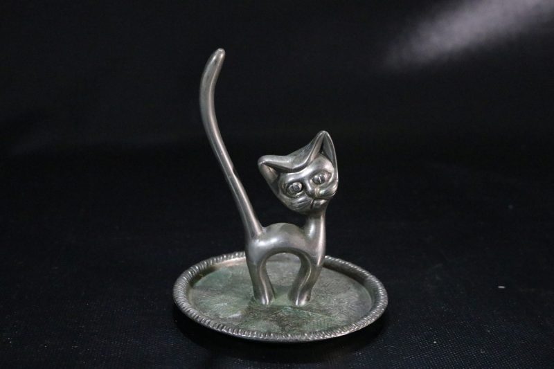 Ringhållare, i form av en katt, troligen nysilver