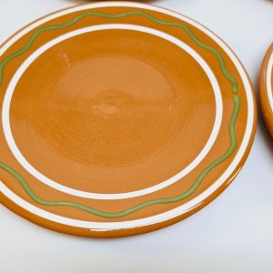 Set med 6 tallrikar från Klippan Keramik – Retro klassiker i jordnära toner