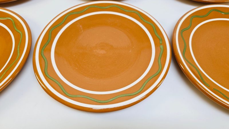 Set med 6 tallrikar från Klippan Keramik – Retro klassiker i jordnära toner