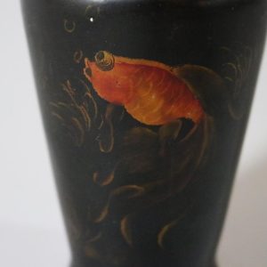 Gammal svart vas, guldfisk motiv, ursprung  okänd