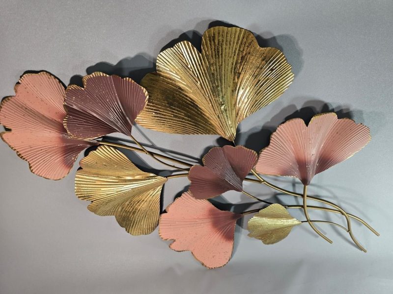 Väggskulptur från MIO. Metall, Bredd 62 cm, höjd 90 cm - Ginkgo Biloba bladgren